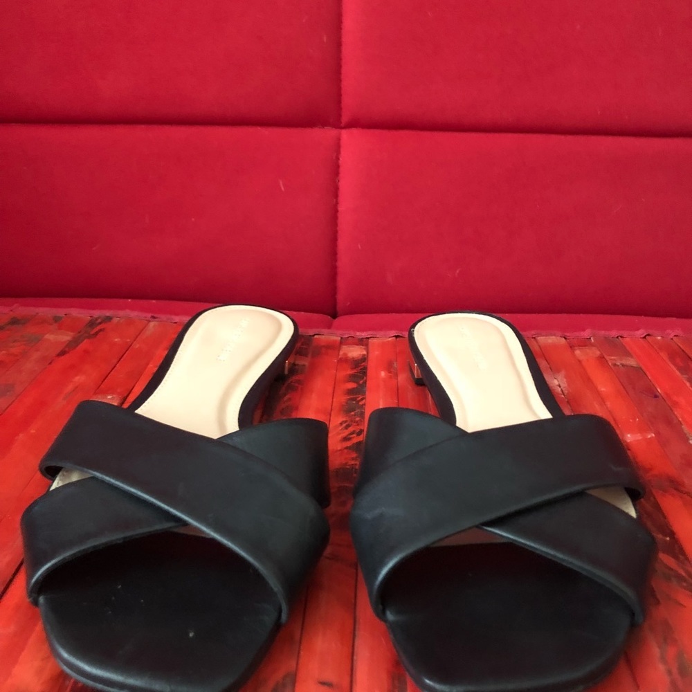 Black  flat leather sandals Saks Fifth avenue